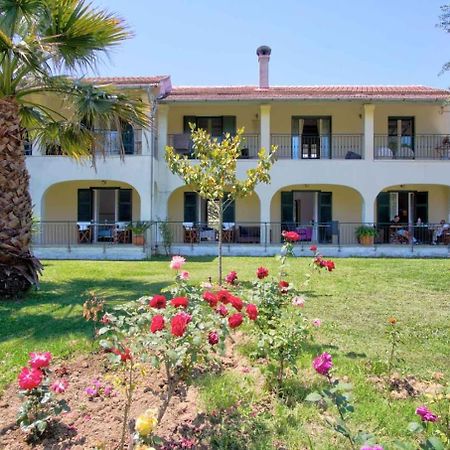 Отель La Casa De Dalia Лефкими Экстерьер фото